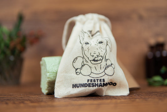 Festes Hundeshampoo im Baumwollsäckchen